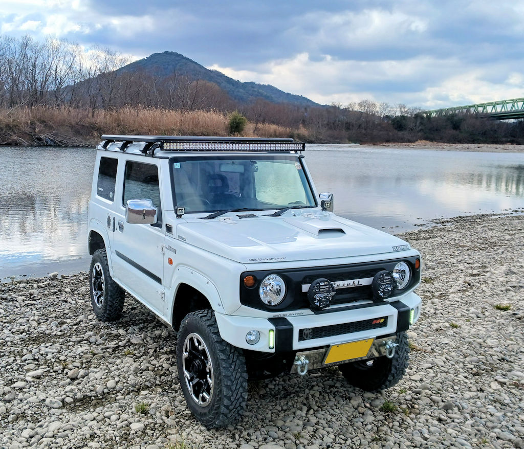 ジムニーＪＢ６４にルーフラックとＬＥＤバーライト取付け