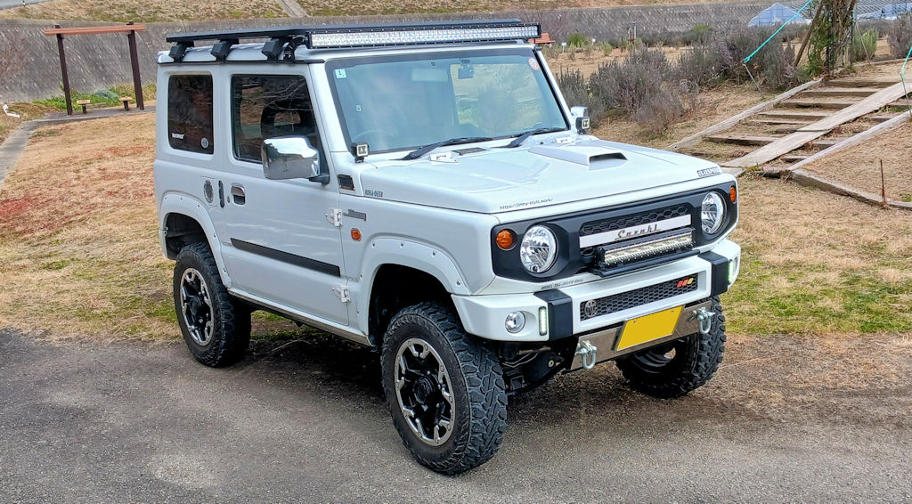 ジムニーＪＢ６４にルーフラックとＬＥＤバーライト取付け